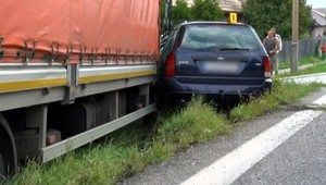 Nepozorný vodič nákladiaku spôsobil nehodu, matka s dcérou skončili v nemocnici