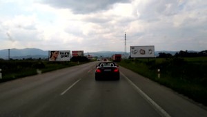 Nielenže autom blokoval sanitku, na jej vodiča najnovšie podal trestné oznámenie