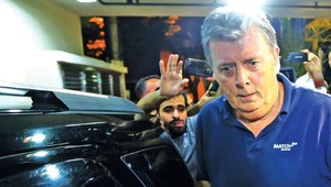 Spolupracovník FIFA Whelan stále uniká pred políciou