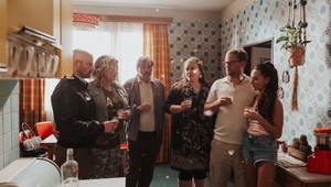 Ste zvedaví a radi počúvate hádky vašich susedov?  Hádkovci je pre vás ideálna komédia!