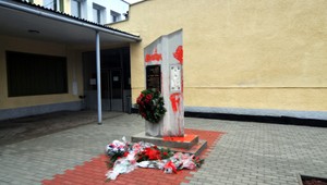 Pamätník Vasila Biľaka chceli pomaľovať farbou, zasahovala polícia