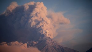 Erupcia sopky Fuego v Guatemale: Úrady evakuujú dediny a zatvárajú školy