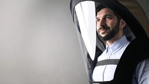 Išli by ste v niečom takom von? Startup chce vyrábať obrie filtračné helmy proti koronavírusu