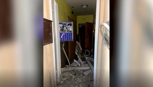 Šok uprostred noci: Pred dverami rodinného domu došlo k výbuchu. Vo vnútri v tom čase spali traja ľudia