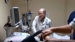 Jeho veku sa väčšina ľudí ani nedožije, on doteraz ordinoval