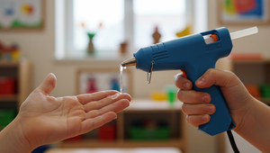 Dievčatko sa v jasliach popálilo tavnou pištoľou, otec vysúdil 60-tisíc eur