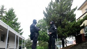 Kukláči pred škôlkou: Policajná inšpekcia zadržala čurillovcov