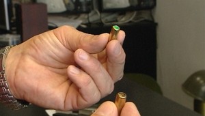 Matka riaditeľa SIS našla v schránke obálku s nábojmi