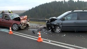 Nehoda na Plavnickom kopci. Mladíka museli vystrihnúť z auta