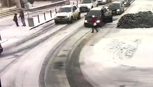 Vodič zrazil na priechode školáka. Nezastal, len nakričal na ženu, že chlapca nestrážila