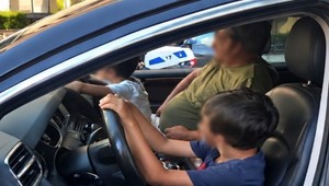 Deväťročný chlapec šoféroval SUV: Otec sedel vedľa