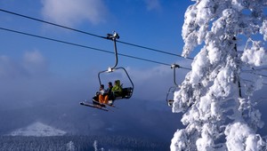 Lyžiari zostali uväznení na lanovke niekoľko hodín. Štedrú večeru stihli