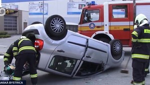 Vážna nehoda v Banskej Bystrici. Auto skončilo na streche