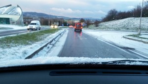 tvojenoviny: Cestári zaspali, v Trenčíne bolo klzisko