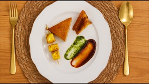 Vyprážaný plnený chlieb v cícerovom cestíčku a Paneer Tikka (špíz)