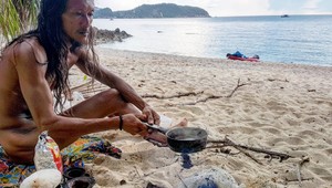 TENTO muž žije ako pračlovek: Chodí nahý a do jaskyne si vodí turistky na sex