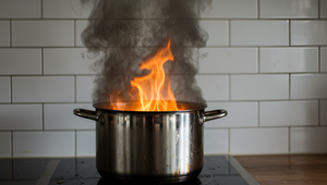 Horiaci hrniec popálil žene ruky a tvár. Hasiči sa museli dostať do bytu cez okno