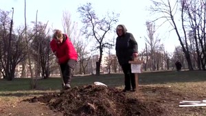 VIDEO: Obyvatelia Mariupoľu musia svojim blízkym kopať hroby sami