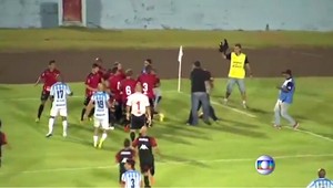 Horúca krv opäť vzkypela! Bitka na futbale v Brazílii, dokopali aj kameramana!