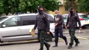 Opitý muž spôsobil nehodu s dieťaťom v aute.  Po príchode sanitky surovo napadol záchranára