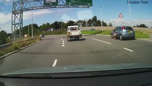 VIDEO: Pes vypadol počas jazdy z auta