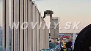 Muž stál na protihlukovej stene nad cestou. Vyhrážal sa, že skočí