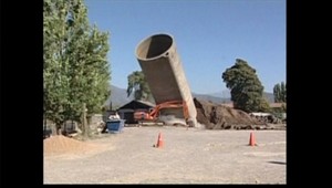 Smrť v priamom prenose: 10 metrové silo zavalilo bagristu