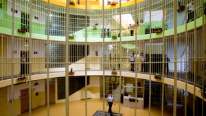 Väzeň zaútočil nožom na kuchárku, chcel ju znásilniť