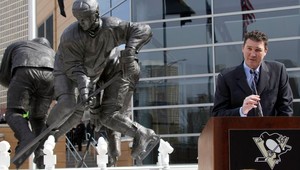 V Pittsburghu si uctili velikána, halu zdobí socha Lemieuxa