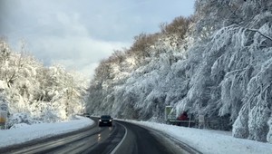 Šoféri, pozor. SHMÚ vydal výstrahu pred tvorbou snehových jazykov