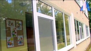 Záhadný muž so zbraňou prechádzal chodbami materskej školy