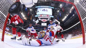 Kanaďania do finále, Rusov zlomili v tretej tretine