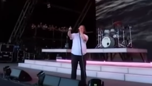 Tak predsa končí! Spevák nezvláda svoj syndróm, oznámil koniec koncertovania!