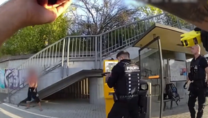 Muž s nožom ohrozoval medikov na zastávke. Polícia zverejnila zábery zo zadržania