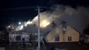 O strechu nad hlavou prišli dve rodiny s deťmi. V mrazivej noci čakali na pomoc