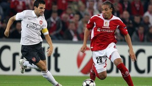 Van Persie prilial olej do ohňa v diskusii o filmovaní pádov