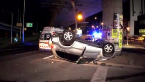 Vodič nedal prednosť, s autom skončil na streche