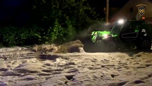 Miestami to vyzeralo ako počas tuhej zimy. Vrstva krúp mala hrúbku až 40 centimetrov