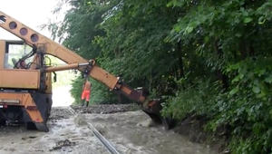 Povodňami zničenú cestu z Muráňa do Popradu začali opravovať aj napriek vážnemu obvineniu. Spor nastal medzi vládou a župou