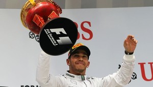 F1: Víťazný hetrik Hamiltona, triumfoval aj na VC Číny