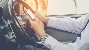 Chytré dopravné značky detekujú používanie telefónu v aute a varujú vodičov