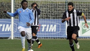 Sedemnásťročný Minala rozpútal vášne. Má vraj po štyridsiatke!