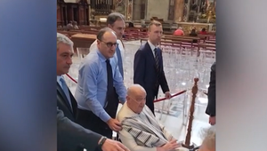 Vzácne zábery pápeža Františka po prepustení z nemocnice. V civile navštívil Baziliku svätého Petra