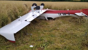 Pri Prievidzi spadlo lietadlo: Pilot zostal zakliesnený vo vraku