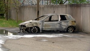 Dielo podpaľača? V Stupave zhorelo auto do tla