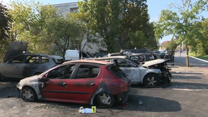 Explózie a požiar zničili 7 áut. Kamera nič nezachytila