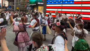 VIDEO: Slovenský folklórny súbor roztancoval Times Square v New Yorku
