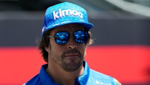 Formula 1 má najdlhšie pretekajúceho pilota. Na dosah má ďalší rekord