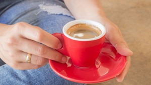 Káva dokáže nakopnúť nás a už aj elektroniku. Študentka vymyslela nový spôsob dobíjania