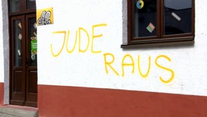 NAKA vyšetruje nápis na budove organizátorov hudobného festivalu